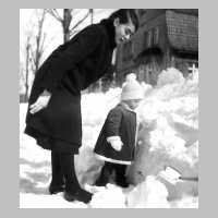 097-0022 Meta Behrendt mit dem Koenigsberger Kind Dorothea Haslinger im Winter 1931-32.jpg